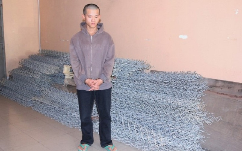 Nguyễn Cao Siêu cùng tang vật vụ án. Ảnh: CANA